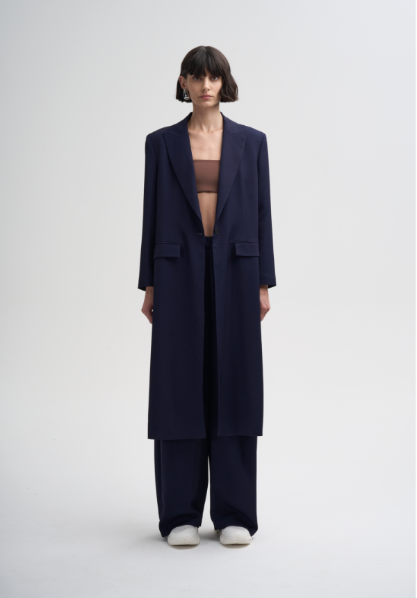 layered woman dark blue look